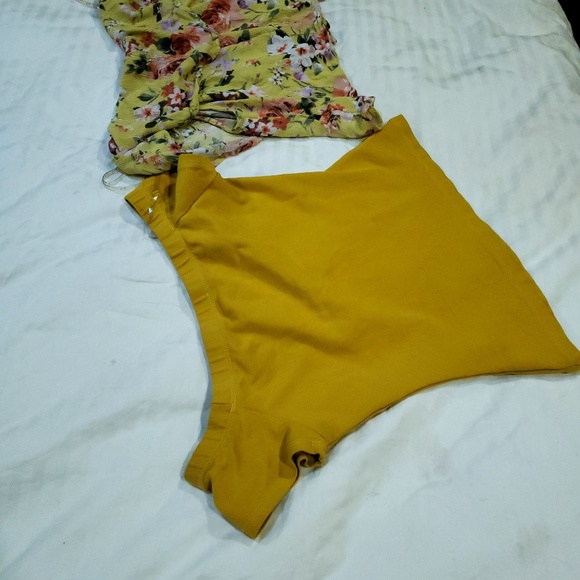 Two gorgeous feminine, yet sexy Women's shirts! - Picture 7 of 8